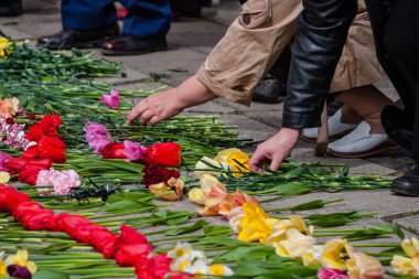 Riga, Letonya, 9 Mayıs 2008 - Riga gösteride Sovyet Dünya Savaşı 2, Sovyet bayrakları çiçek Döşeme ve kameralar önünde gülümseyen insanlarla zaferle ilgili