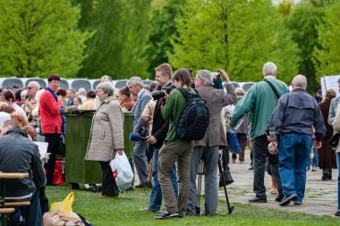 Riga, Letonya, 9 Mayıs 2008 - Riga gösteride Sovyet Dünya Savaşı 2, Sovyet bayrakları çiçek Döşeme ve kameralar önünde gülümseyen insanlarla zaferle ilgili