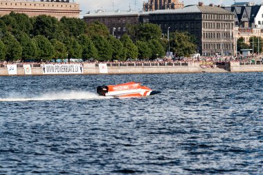 Riga, Letonya, Ağustos 19, 2007 - nehir tekne şampiyonada nehir Daugava, sürat tekneleri su ve arka planda eski şehir