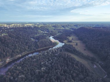 Orman ve nehir Gauja orta yaz gün, Letonya hava görünümünü