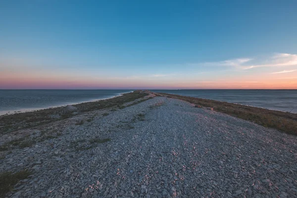 岩のビーチでバルト海の劇的な日の出 — ストック写真