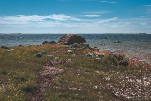 Kamienistej Plaży Błękitne Niebo Ciągu Dnia — Zdjęcie stockowe