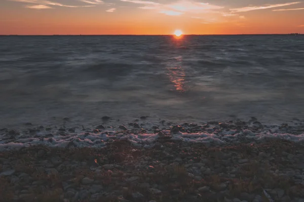 Dramático Amanecer Sobre Mar Báltico Con Playa Rocosa — Foto de Stock