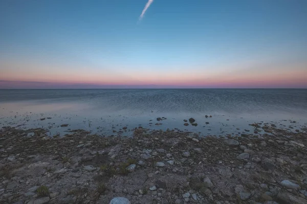 Dramático Amanecer Sobre Mar Báltico Con Playa Rocosa — Foto de Stock