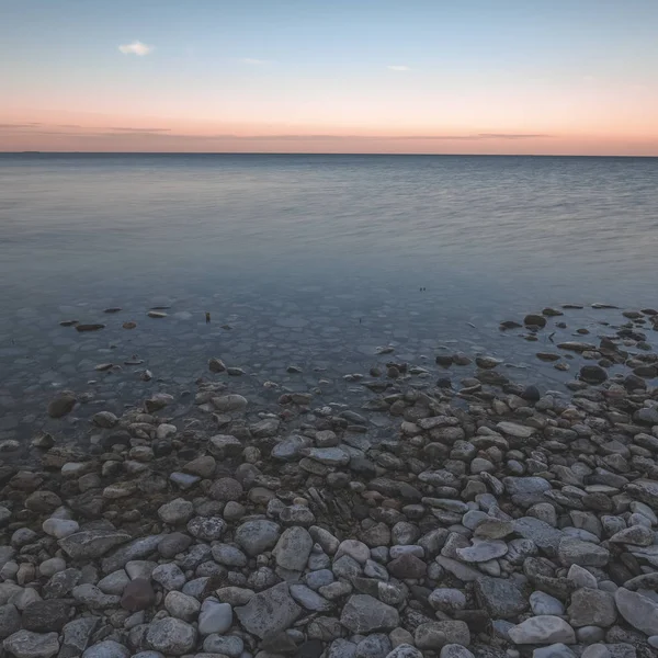 Dramático Nascer Sol Sobre Mar Báltico Com Praia Rochosa — Fotografia de Stock