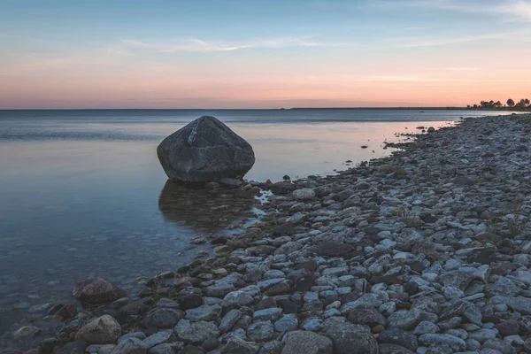 Dramático Nascer Sol Sobre Mar Báltico Com Praia Rochosa — Fotografia de Stock