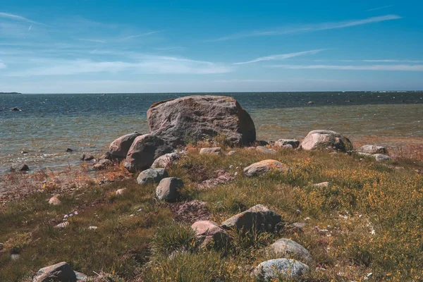 Kamenné Moře Pláží Jasné Modré Oblohy Dne — Stock fotografie