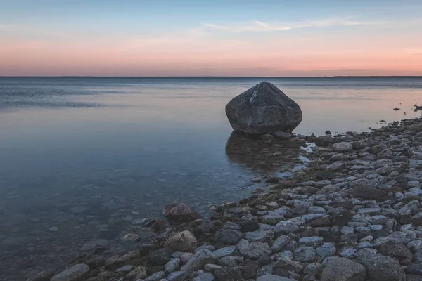 Dramatyczne Wschód Słońca Nad Morze Bałtyckie Kamienistej Plaży — Zdjęcie stockowe