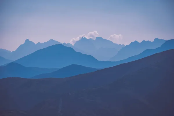 Cubierto Niebla Las Cimas Los Cárpatos Occidentales Otoño — Foto de Stock