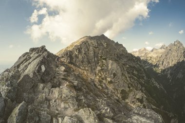 Slovakya'daki Tatra Dağları Rocky keskin dağ başında bulutlar ve sis