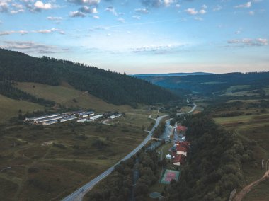 Slovakya, Zuberec ve Habovka köyleri kırsal dağ alanının havadan görünümü 