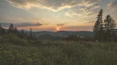 Tatra, Slovakya'nın dağlarında güzel gün batımı