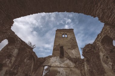 Harabeleri eski kilise kırmızı tuğla ve taş ile erken sonbaharda Slovakya'da terk