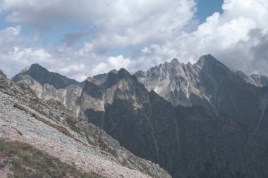 Slovakya'daki Tatra Dağları Rocky keskin dağ başında bulutlar ve sis