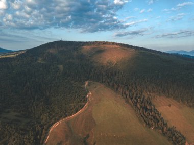 Slovakya, Zuberec ve Habovka köyleri kırsal dağ alanının havadan görünümü 