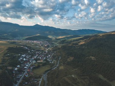 Slovakya, Zuberec ve Habovka köyleri kırsal dağ alanının havadan görünümü 