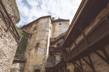 Harabeleri eski kale tuğla ve taş, uçurumun üzerinde Slovakya'da mimari detaylar terk 