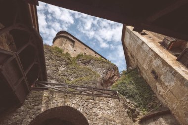 Harabeleri eski kale tuğla ve taş, uçurumun üzerinde Slovakya'da mimari detaylar terk 