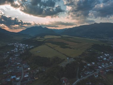 Slovakya, Zuberec ve Habovka köyleri kırsal dağ alanının havadan görünümü 