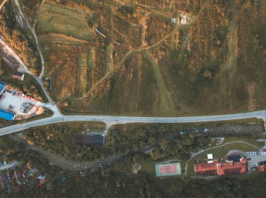 Slovakya, Zuberec ve Habovka köyleri kırsal dağ alanının havadan görünümü 