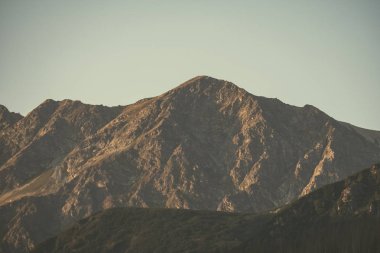 tepe üstleri ve ormanlar Slovakya'daki Tatra Dağları'nda yükselip sabah ışık