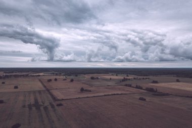 Kırsal alanın alanları ve ormanlar dramatik fırtına bulutları oluşturan altında havadan görünümü