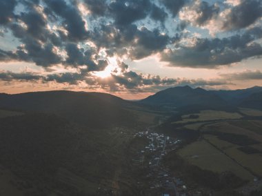 Slovakya, Zuberec ve Habovka köyleri kırsal dağ alanının havadan görünümü 