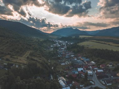 Slovakya, Zuberec ve Habovka köyleri kırsal dağ alanının havadan görünümü 