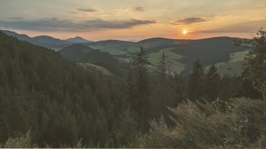 Tatra, Slovakya'nın dağlarında güzel gün batımı