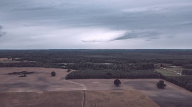 Kırsal alanın alanları ve ormanlar dramatik fırtına bulutları oluşturan altında havadan görünümü