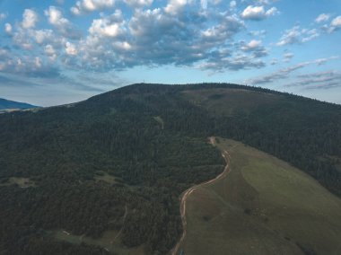 Slovakya, Zuberec ve Habovka köyleri kırsal dağ alanının havadan görünümü 