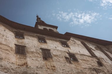 Harabeleri eski kale tuğla ve taş, uçurumun üzerinde Slovakya'da mimari detaylar terk 