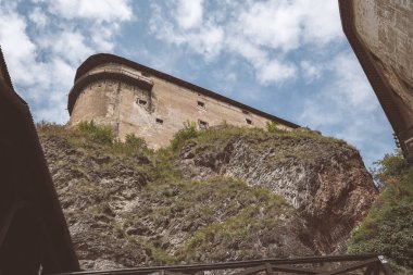 Harabeleri eski kale tuğla ve taş, uçurumun üzerinde Slovakya'da mimari detaylar terk 