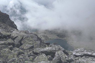 Slovakya'daki Tatra Dağları Rocky keskin dağ başında bulutlar ve sis