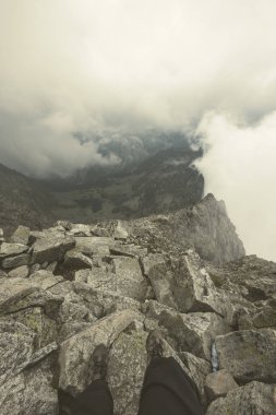 Slovakya'daki Tatra Dağları Rocky keskin dağ başında bulutlar ve sis