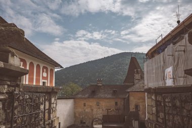 Harabeleri eski kale tuğla ve taş, uçurumun üzerinde Slovakya'da mimari detaylar terk 