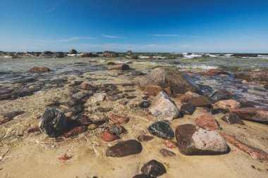 güneşli bir gün sahilde kayalık deniz