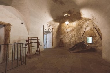 Harabeleri eski kale tuğla ve taş, uçurumun üzerinde Slovakya'da mimari detaylar terk 