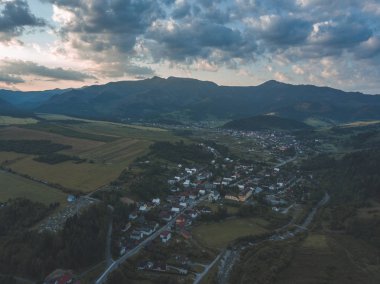 Slovakya, Zuberec ve Habovka köyleri kırsal dağ alanının havadan görünümü 
