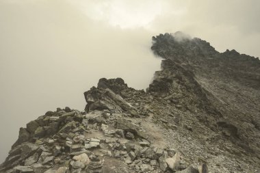 Slovakya'daki Tatra Dağları Rocky keskin dağ başında bulutlar ve sis