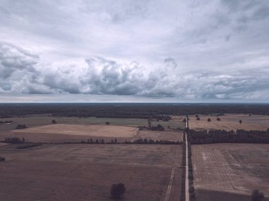 Kırsal alanın alanları ve ormanlar dramatik fırtına bulutları oluşturan altında havadan görünümü
