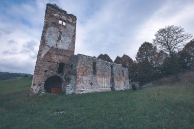 Harabeleri eski kilise kırmızı tuğla ve taş ile erken sonbaharda Slovakya'da terk