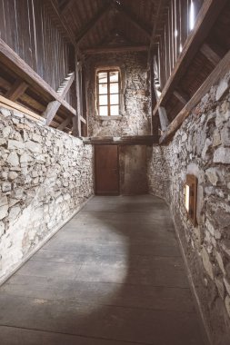 Harabeleri eski kale tuğla ve taş, uçurumun üzerinde Slovakya'da mimari detaylar terk 