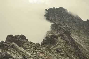 Slovakya'daki Tatra Dağları Rocky keskin dağ başında bulutlar ve sis