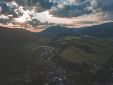 Slovakya, Zuberec ve Habovka köyleri kırsal dağ alanının havadan görünümü 