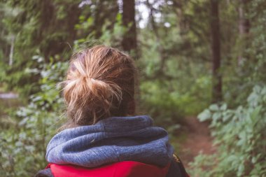 Genç kadının doğal yollar ormandaki dikiz