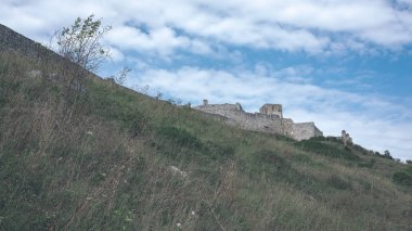 Harabeleri eski kale tuğla ve taş, uçurumun üzerinde Slovakya'da mimari detaylar terk 