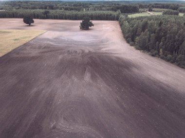 Kırsal alanın alanları ve ormanlar dramatik fırtına bulutları oluşturan altında havadan görünümü