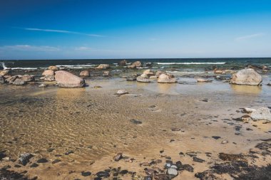 güneşli bir gün sahilde kayalık deniz