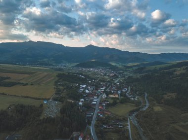 Slovakya, Zuberec ve Habovka köyleri kırsal dağ alanının havadan görünümü 